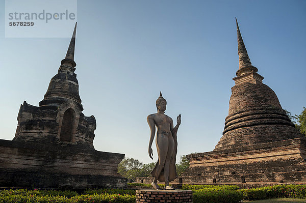 Laufende Buddha-Statue im Wat Sa Si oder Sra Sri  Geschichtspark Sukhothai  Weltkulturerbe der UNESCO  Nordthailand  Thailand  Asien