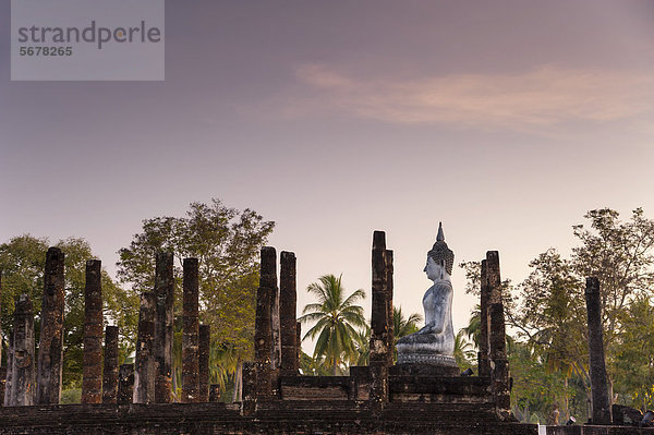 Sitzende Buddha-Statue im Wat Sa Si oder Sra Sri  Geschichtspark Sukhothai  Weltkulturerbe der UNESCO  Nordthailand  Thailand  Asien