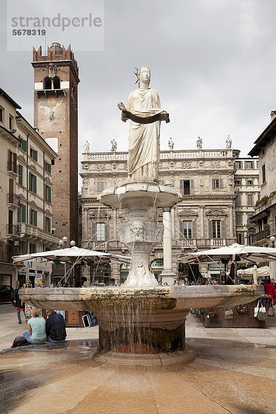 Brunnen an der Piazza delle Erbe  Verona  Venetien  Veneto  Italien  Europa  ÖffentlicherGrund