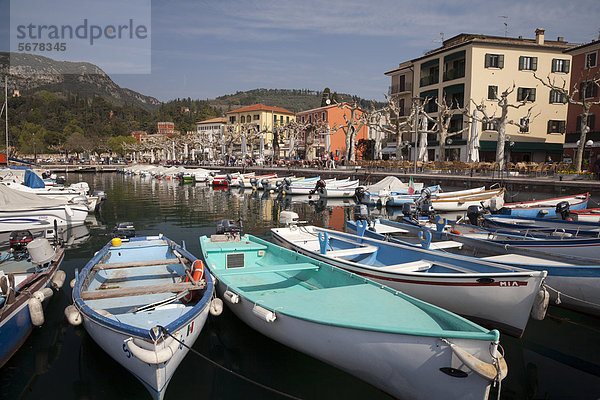 Boote im Hafen  Garda  Gardasee  Lago di Garda  Venetien  Veneto  Italien  Europa  ÖffentlicherGrund