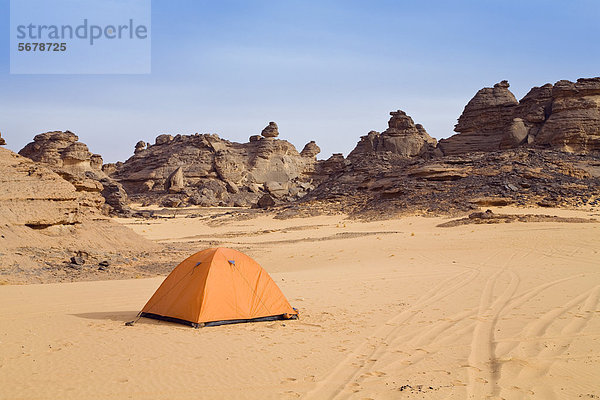 Zelt  Felsformationen in der libyschen Wüste  Wadi Awis  Akakus-Gebirge  Libyen  Nordafrika  Afrika
