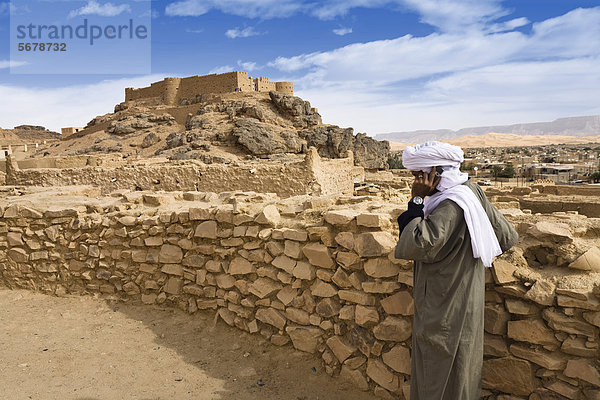 Beduine mit Handy in der Altstadt von Ghat mit Festung Koukemen  Libyen  Sahara  Nordafrika  Afrika