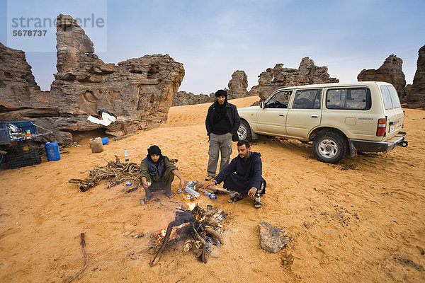 Tuaregs machen Teepause in der Steinwüste  Tassili Maridet  Libyen  Nordafrika  Afrika