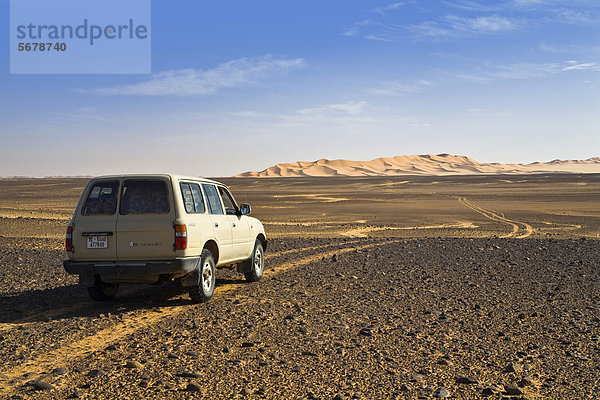 Jeep und Fahrspur in der Steinwüste  Libyen  Sahara  Afrika