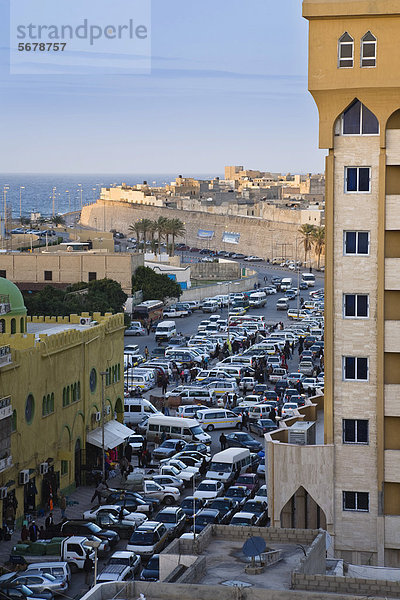 Straßenverkehr in Tripolis  Libyen  Nordafrika  Afrika