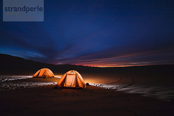 Zelte unter dem Sternenhimmel in der libyschen Wüste  Libyen  Sahara  Afrika