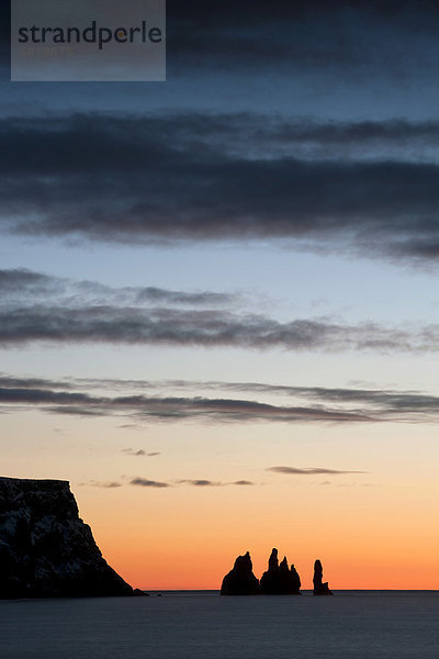 Abenddämmerung bei den Felsnadeln Reynisdrangar  gesehen von DyrhÛlaey  Südisland  Island  Europa