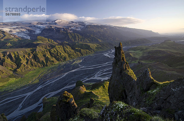 Blick vom beliebten Ausflugsberg Valahn_kur auf den Fluss Kross· und den Gletscher und Vulkan Eyjafjallajökull  _Ûrsmörk  Thorsmörk  Südisland  Island  Europa