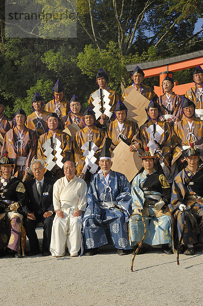 Gruppenbild aller beteiligten in Kleidung der Heian-Zeit (Mittelalter) beim rituellen Shinto Reiterwettkampf  Kamigamo-Schrein  Kyoto  Japan  Asien