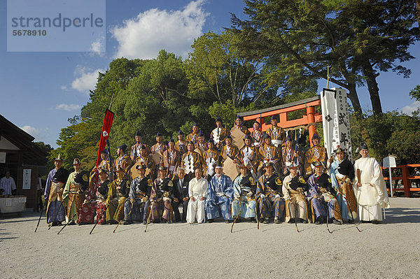 Gruppenbild aller beteiligten Personen beim rituellen Shinto Bogenschießen zu Pferd in Kleidung der Heian-Zeit  Kamigamo-Schrein  Kyoto  Japan  Asien