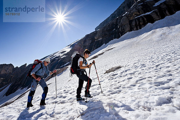 Bergsteiger beim Aufstieg zur Marmolata  Dolomiten  Klettersteig Westgrat  Trentino  Italien  Europa