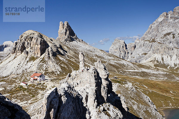 Beim Abstieg vom Paternkofel  im Bild die Drei Zinnen Hütte  hinten der Toblinger Knoten  Hochpustertal  Sexten  Dolomiten  Südtirol  Italien  Europa