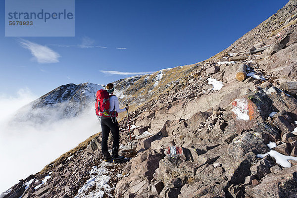 Wanderer beim Aufstieg zur großen Laugenspitze oberhalb der Laugenalm  Gampenpass  Südtirol  Italien  Europa