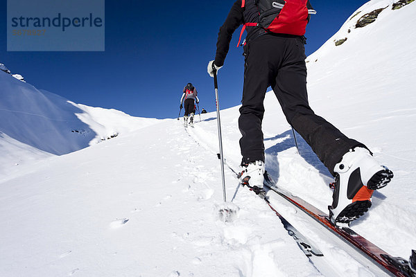 Skitourengeher beim Aufstieg zur Seeberspitz im Pflerschtal oberhalb von Innerpflersch  Südtirol  Italien  Europa