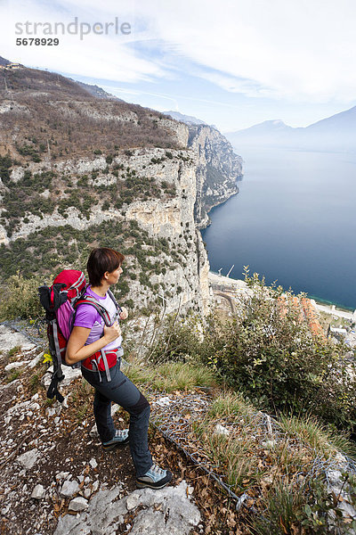 Wanderer beim Aufstieg von Campione zur Madonnina di Montecastello  unten das Dorf Campione und der Gardasee  Brescia  Italien  Europa