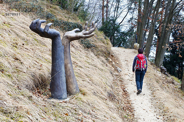 Wanderer auf dem Skulpturenweg der Künstlerin Sieglinde Tatz Borgogno unterhalb vom Dürerweg und Buchholz  Laag  Unterland  Südtirol  Italien  Europa