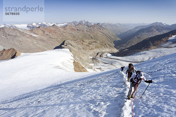 Wanderer beim Aufstieg zum Similaun auf dem Niederjochferner im Schnalstal  hinten der Marzellkamm  Südtirol  Italien  Europa