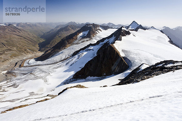 Ausblick beim Aufstieg zum Similaun auf dem Niederjochferner im Schnalstal  hinten die Marzell Spitz und die Hintere Schwärze  Südtirol  Italien  Europa