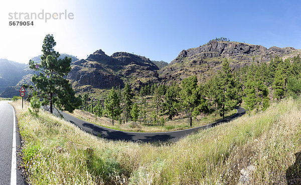 Bergkette mit Landstraße  El Pie de la Cuesta  Roque Bentaiga  Gran Canaria  Kanarische Inseln  Spanien  Europa  ÖffentlicherGrund