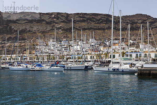Segelboote im Hafen  Puerto Mogan  Gran Canaria  Kanarische Inseln  Spanien  Europa  ÖffentlicherGrund