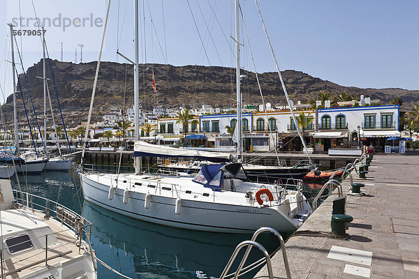 Segelyacht im Hafen von Puerto Mogan  Gran Canaria  Kanarische Inseln  Spanien  Europa  ÖffentlicherGrund