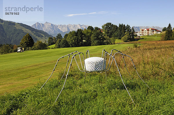 Behälter in Spinnenform mit Golfbällen  Golfhotel Peternhof  zwischen Reit im Winkl  Chiemgau  Oberbayern  Bayern  Deutschland  und Kössen  Tirol  Österreich  Europa