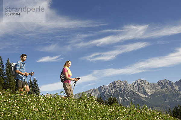 Wanderer am Hausberg  Hartkaiser  Blick auf Wilder Kaiser  Tirol  Österreich  Europa