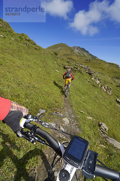 Mountainbiker am Col des Anderets  Col du Pillon  Gstaad  Saanenland  Berner Oberland  Schweiz  Europa