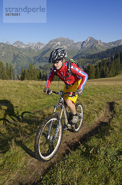 Mountainbiker bei der Auffahrt zum Mittelberg  Hugeligrat  Saanen  Gstaad  Saanenland  Berner Oberland  Schweiz  Europa