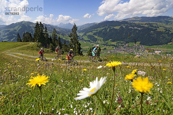 Mountainbiker bei der Abfahrt vom Seebergsee  Uf de Fluene  Zweisimmen  Gstaad  Saanenland  Berner Oberland  Schweiz  Europa
