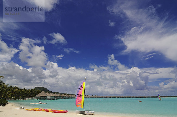 Strand  Saint Regis Bora Bora Resort  Bora Bora  Inseln unter dem Wind  Gesellschaftsinseln  Französisch-Polynesien  Pazifischer Ozean