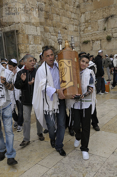 Orthodoxe Juden mit der Thorarolle  Jerusalem  Israel  Naher Osten