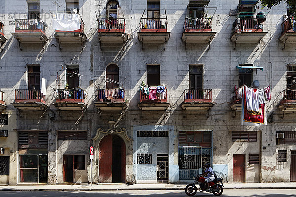 Havanna Hauptstadt Gebäude Balkon Fassade Hausfassade Karibik Mittelamerika schäbig Altstadt UNESCO-Welterbe Villa