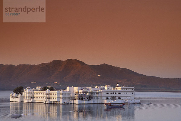 Abendstimmung  Taj Lake Palace Hotel  Heritage oder Palast-Hotel  Pichola-See  Udaipur  Rajasthan  Nordindien  Indien  Asien