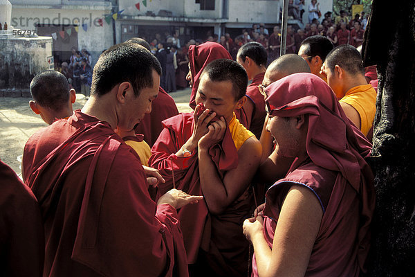 Tibetische Mönche warten auf die Ankunft des Dalai Lama  Dharamsala  McLeod Ganj  Himachal Pradesh  Himalaya  Indien  Asien