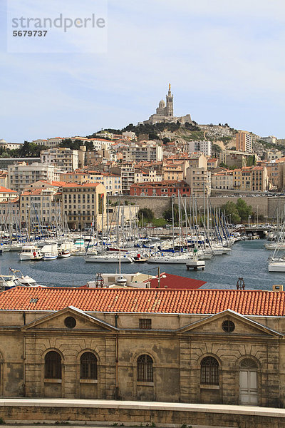 Frankreich Europa Kirche Hafen Marseille