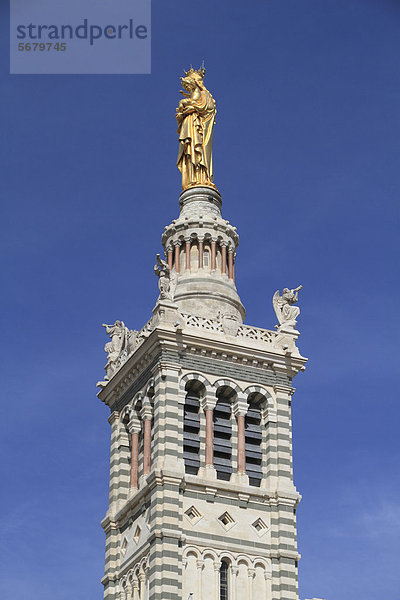 Turm der Kirche Notre Dame de la Garde mit vergoldeter Statue der Jungfrau mit dem Kind von EugËne Lequesne  Marseille  DÈpartement Bouches du RhÙne  RÈgion Provence Alpes CÙte d'Azur  Frankreich  Europa