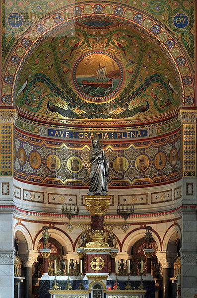 Apsis der Kirche Notre Dame de la Garde mit Mosaiken und Silberstatue der Jungfrau mit dem Kind  Marseille  DÈpartement Bouches du RhÙne  RÈgion Provence Alpes CÙte d'Azur  Frankreich  Europa