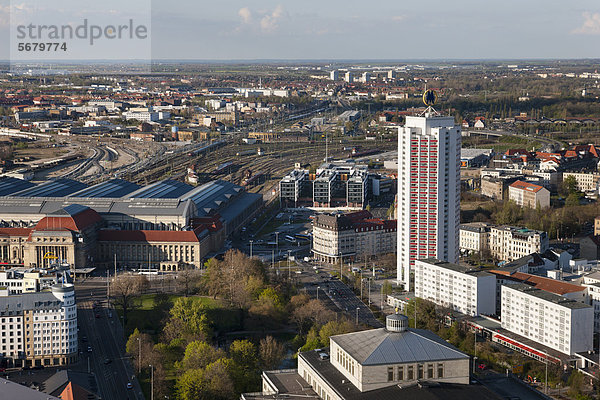 Stadtpanorama vom Stadt-Hochhaus-Gebäude  MDR-Turm  Blick nach Norden über den Hauptbahnhof und Wintergartenhochhaus Wohnhaus  Leipzig  Deutschland  Europa