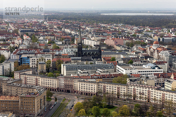 Stadtpanorama vom Stadt-Hochhaus-Gebäude  MDR-Turm  Blick nach Süden über Peterskirche  Leipzig  Deutschland  Europa