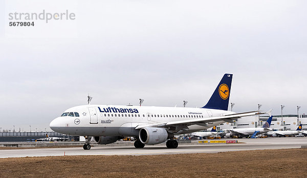 Eine Lufthansa-Maschine des Typs Airbus A319-100 mit dem Namen Friedrichshafen rollt zur Startbahn auf dem Flughafen München  Bayern  Deutschland  Europa