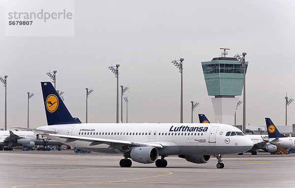 Eine Lufthansa-Maschine des Typs Airbus A320-200 mit dem Namen Deggendorf rollt zur Startbahn auf dem Flughafen München  Bayern  Deutschland  Europa