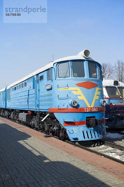 TE7  eine russische Diesel-Lokomotive  Personenwagen  Baujahr 1963