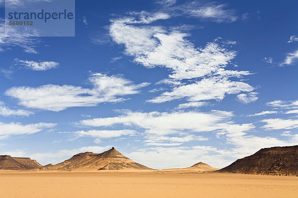 Wolkenhimmel über der Schwarzen Wüste  Steinwüste  Libyen  Afrika