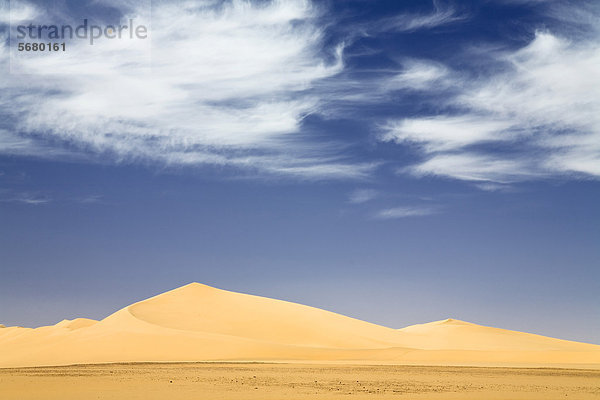Wolken und Sanddünen in der libysche Wüste  Sahara  Libyen  Nordafrika  Afrika
