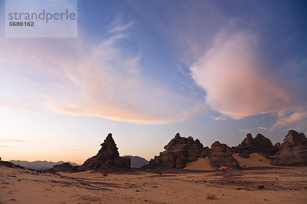 Wolkenstimmung und Felsformationen in der libyschen Wüste  Wadi Awis  Akakus-Gebirge  Libyen  Afrika