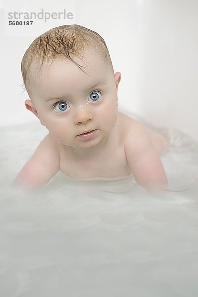 Weibliches Baby badet