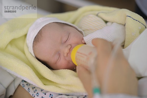 Weibliches Baby bekommt das Fläschchen