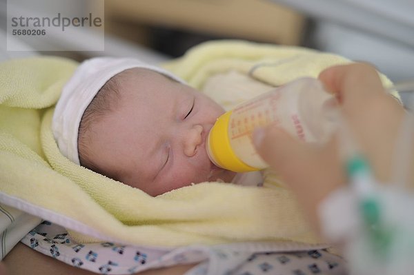 Weibliches Baby bekommt das Fläschchen