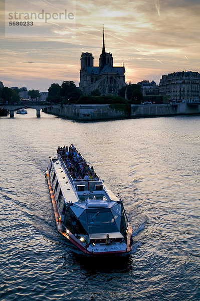 Notre Dame und Ausflugsschiff auf der Seine  Paris  Frankreich  Europa